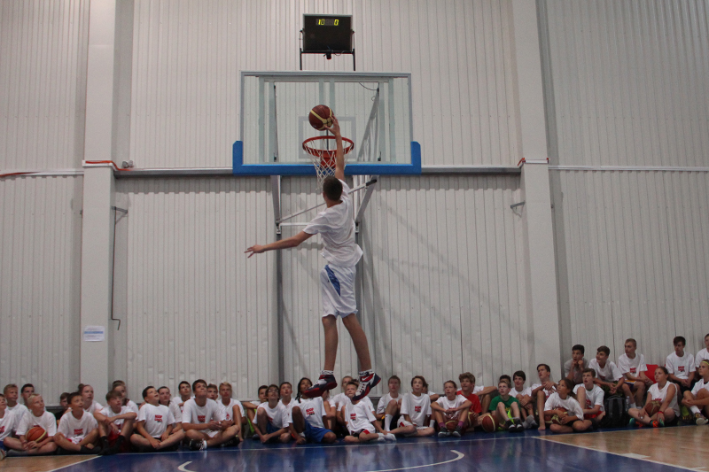 Dunking im Basketballcamp Dunking Basketballcamp