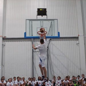 Dunking im Basketballcamp Dunking Basketball